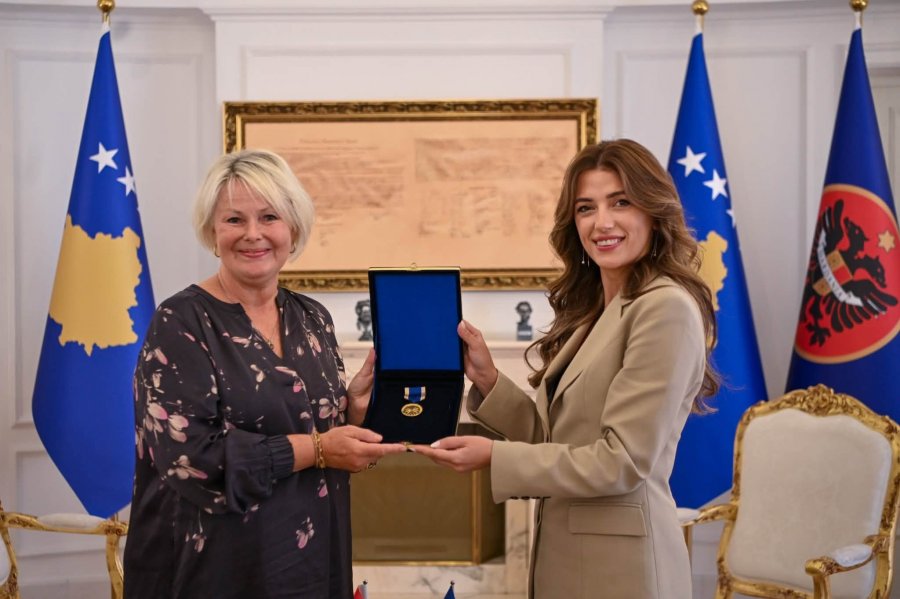 komiteti-norvegjez-i-helsinkit-dekorohet-me-medaljen-presidenciale-te-meritave