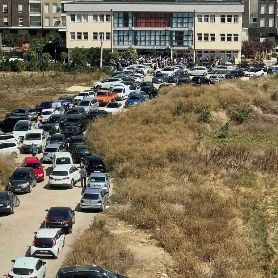 Tollovi para shkollës  thirrje prindërve në Fushë Kosovë  Mos i sillni fëmijët me vetura