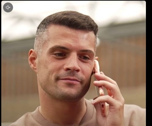 Granit Xhaka telefonon Mourinhon gjatë intervistës, momenti bëhet viral