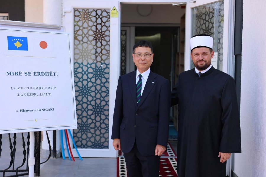 Diplomati japonez viziton xhaminë “Bedri Kamberi” në Prishtinë, Maliqi e nderon me plis dhe shami tradicionale
