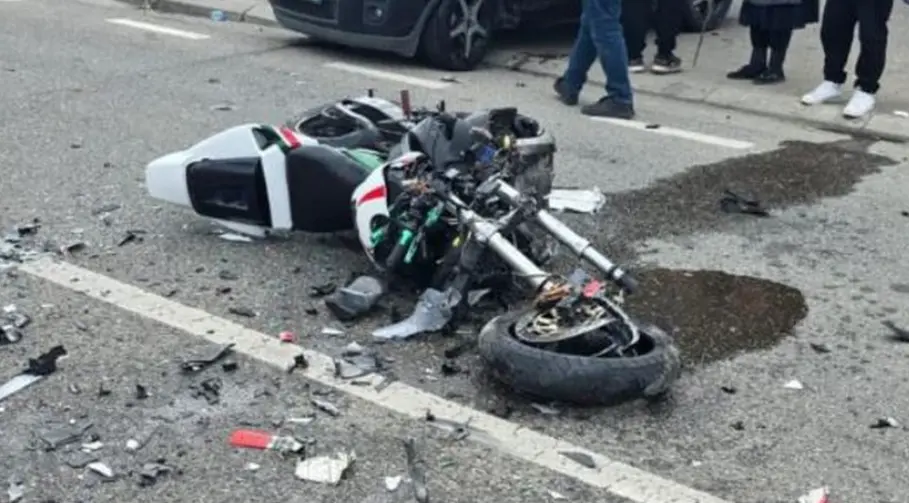 Vetura përplas motoçikletën, vdes 17-vjeçari në Shkodër