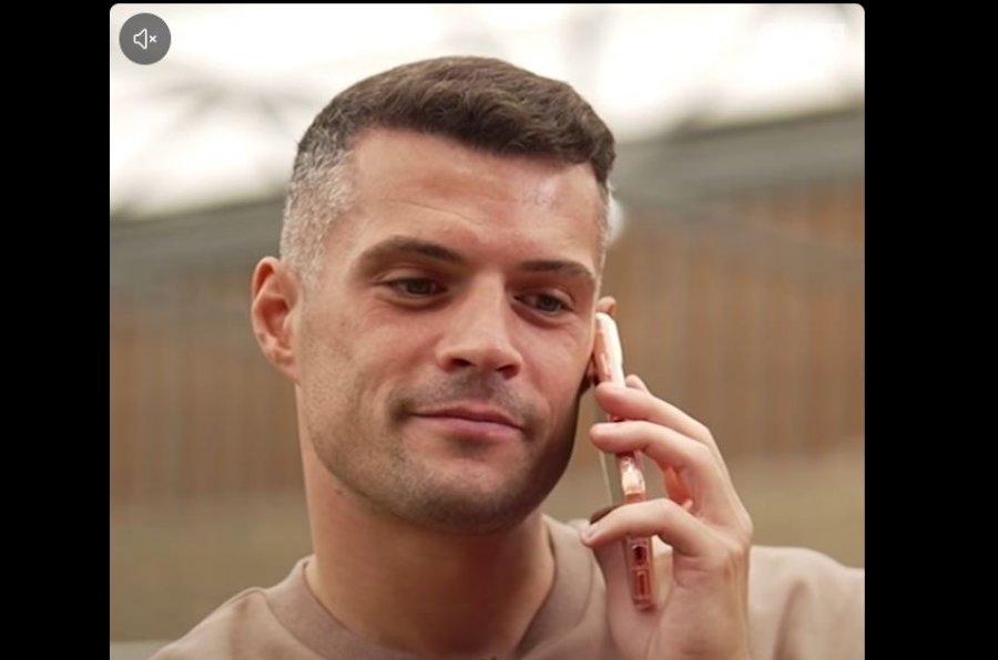 Granit Xhaka telefonon Mourinhon gjatë intervistës  momenti bëhet viral
