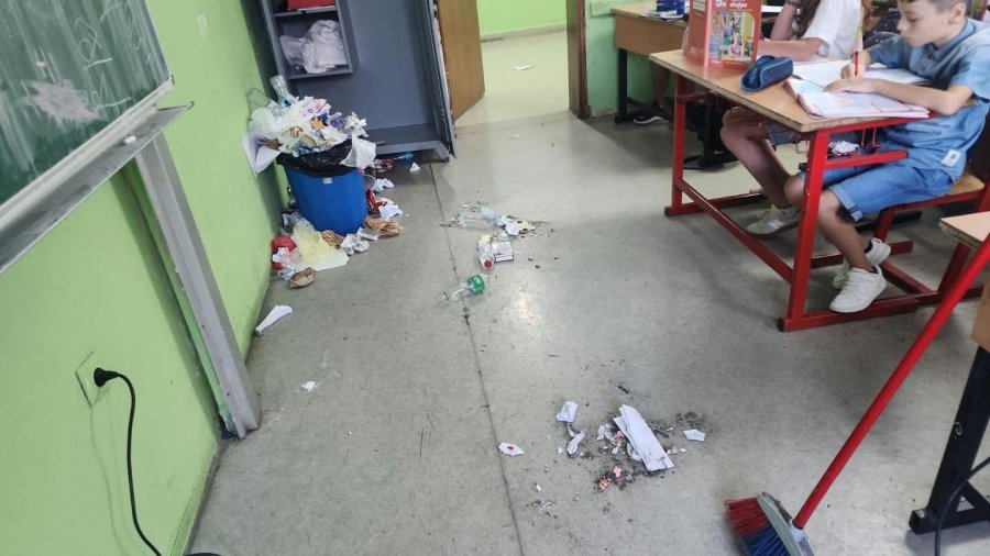 LVV ja kritikon kushtet në shkollën  Ismail Qemali   Fëmijët në banka  mbeturinat nëpër klasa