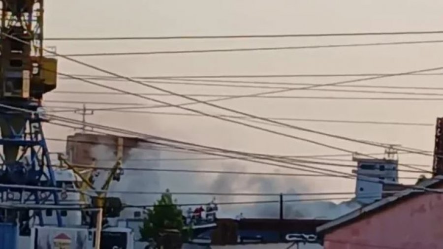 Incident në Portin e Shëngjinit  shuhet zjarri në anijen që po ngarkohej me skrap