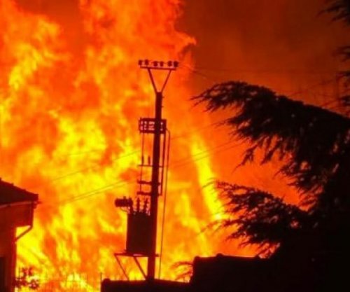 Zjarret në Fier, në disa zona ndalohet energjia elektrike