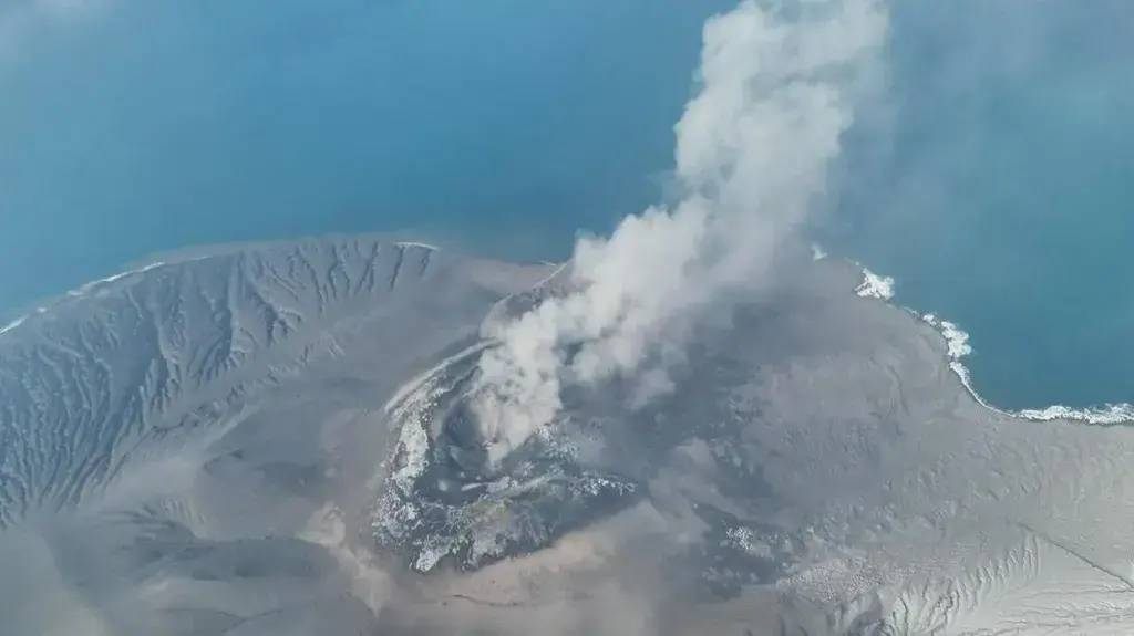 shperthimi-i-vullkanit-pezullon-fluturimet-ne-aeroportin-kryesor-te-indonezise
