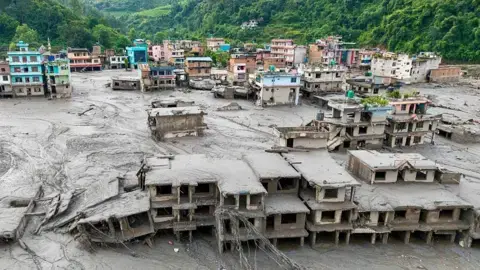 Mbijetoi dhjetë ditë nën rrënoja, gruaja nxirret e gjallë në Nepal