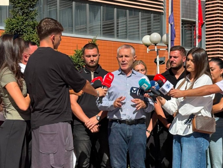 “Free nga regjimi Kurti-Dejona”, Ramadani: Deputetët e LVV-së s’e kanë lirinë e fjalës