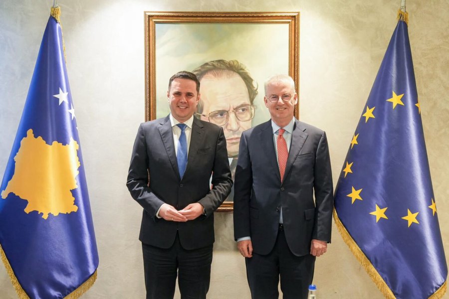 Abdixhiku takon ambasadorin e ri të BE-së në Kosovë, diskutohet për konstituimin e institucioneve