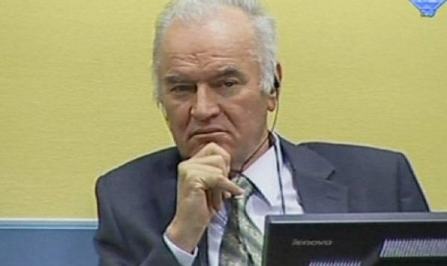Krimineli i luftës Ratko Mlladiq varroset me nderime në Beograd, Serbia sfidon thirrjet ndërkombëtare