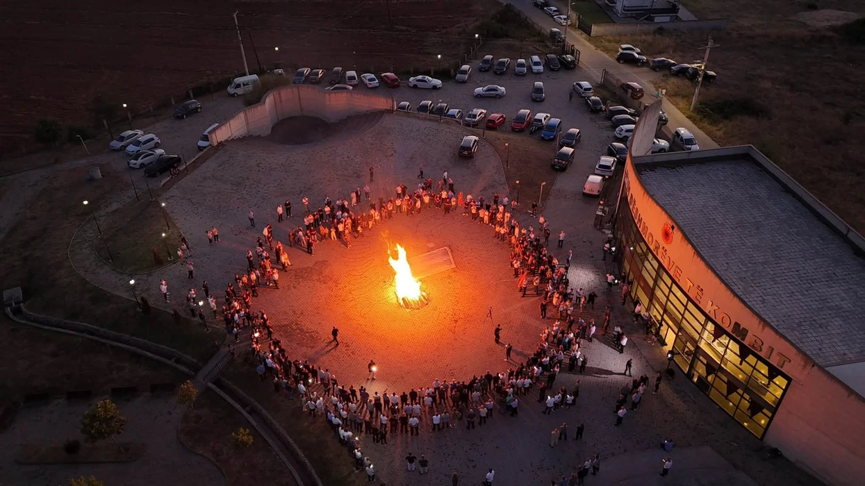 Nga Pashtriku ndizet “Zjarri i Lirisë” – mesazhi i prerë: Liri për çlirimtarët, asgjë tjetër