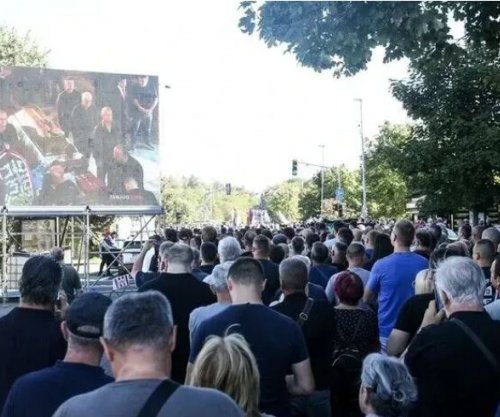 Britania e Madhe thërret të ngarkuarin me punë të Serbisë për të dënuar përkujtimet gjatë funeralit të Mlladiçit