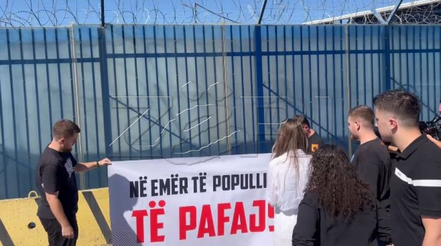 Aktivistët e  Liria ka Emër  para EULEX it për ish krerët e UÇK së  Në emër të popullit  shpallni të pafajshëm