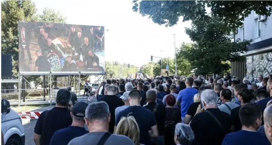 Britania e Madhe thërret të ngarkuarin me punë të Serbisë për të dënuar përkujtimet gjatë funeralit të Mlladiçit