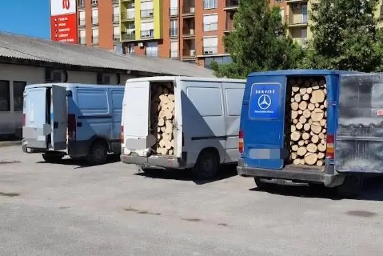 Transport ilegal i drunjve, konfiskohen pesë furgona dhe një kamion në Ferizaj