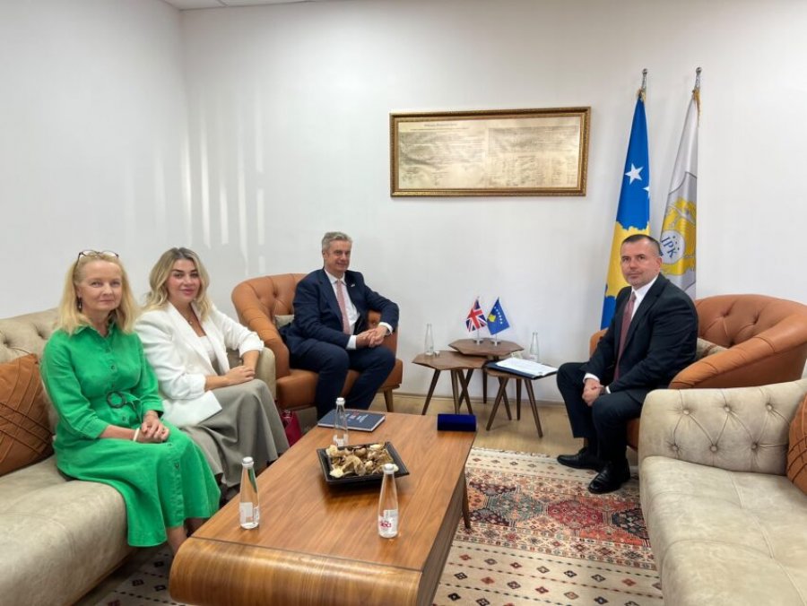 Hodaj priti ambasadorin britanik, diskutojnë për fuqizimin e mëtejshëm të IPK-së