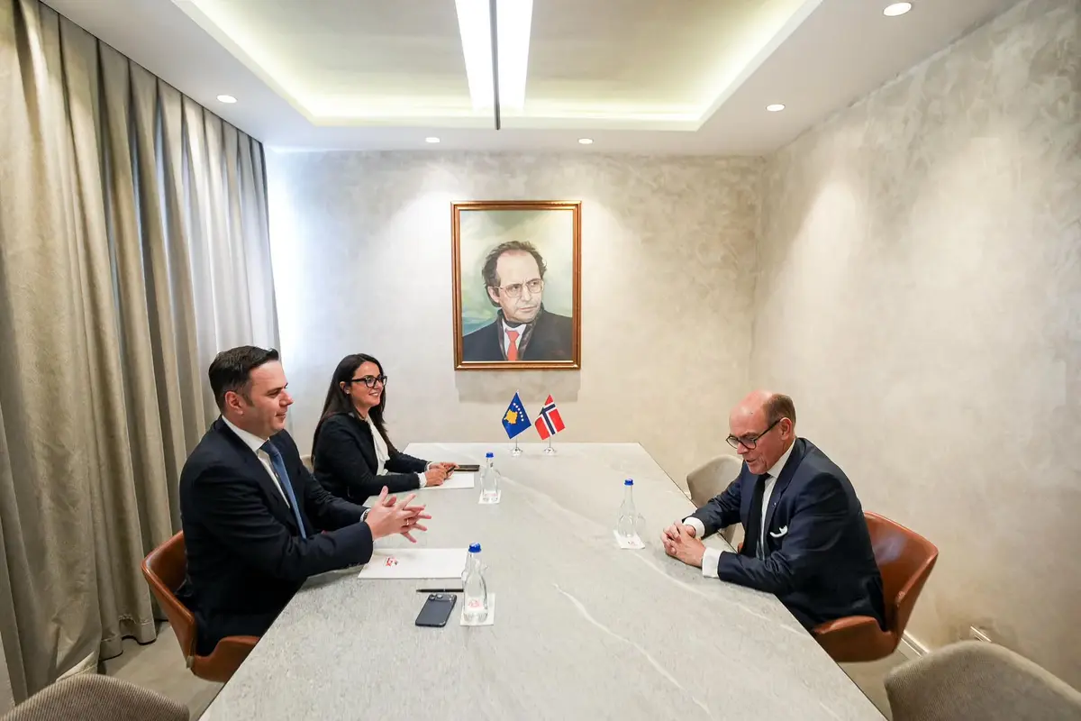 Abdixhiku takon ambasadorin norvegjez: Qëndrimet tona në funksion të mbrojtjes së interesit të Kosovës