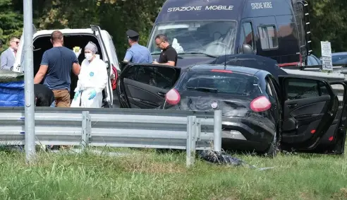 Një 35 vjeçar shqiptar u gjet i vdekur e me duar të lidhura brenda një veture në Itali