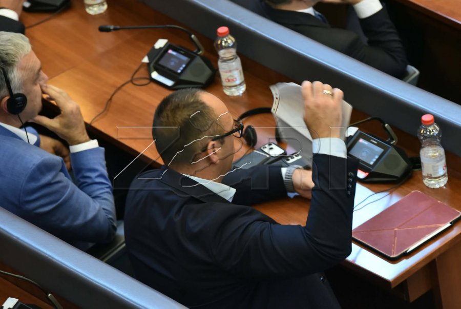 “Në emër të popullit serb”, Haxhiu i kërkon Simiqit ta tërheqë deklaratën, ai refuzon – ia ndërpret fjalën