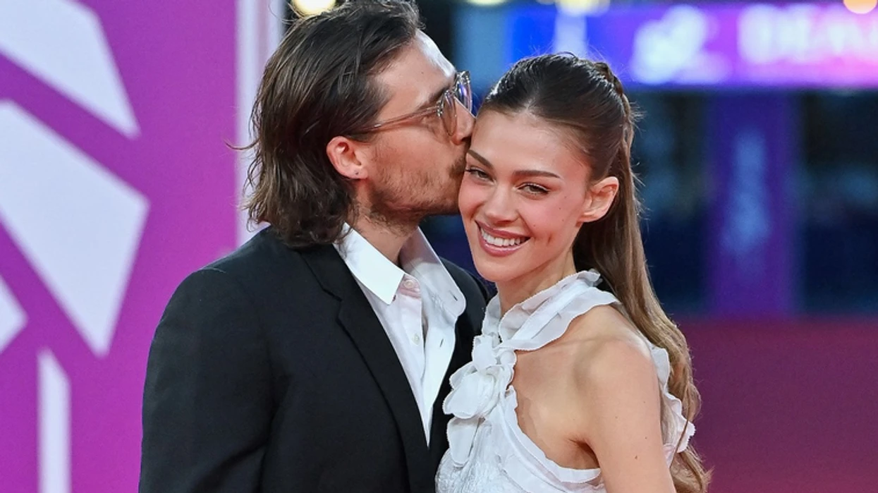 Nicola Peltz shkëlqeu me të bardha  Brooklyn e përqafoi dhe e puthi para kamerave