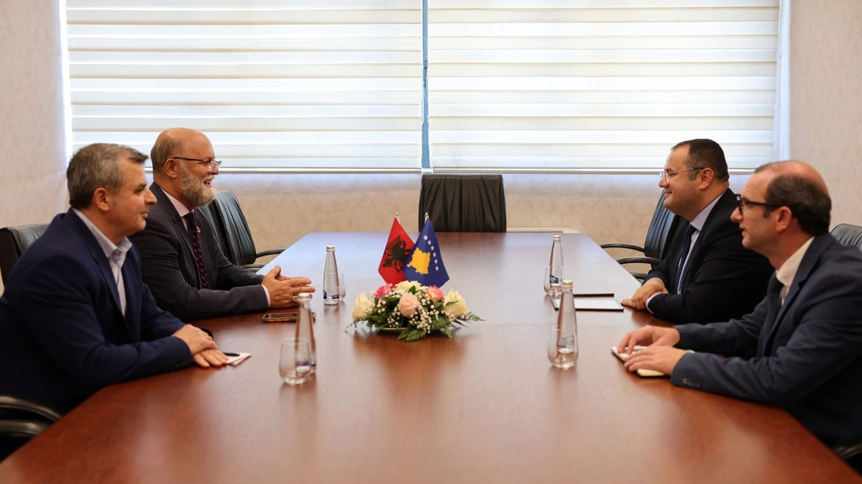 Ismaili pret ambasadorin Malaj  flasin për SEPA n dhe modernizimin e sistemit të pagesave