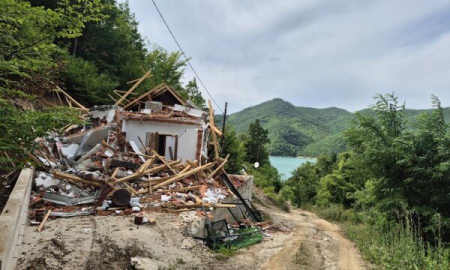 nis-rrenimi-i-disa-objekteve-ne-ujman-asiston-edhe-policia-e-kosoves