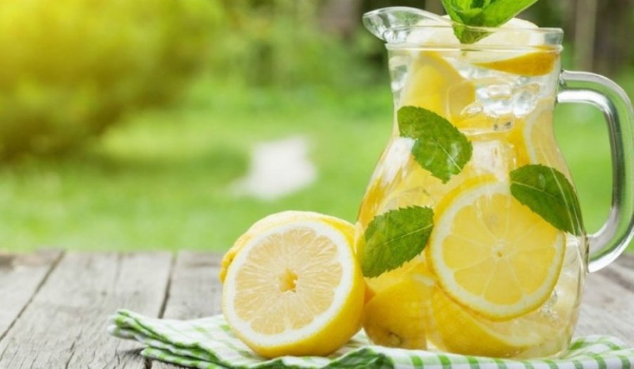 perfitimet-shendetesore-nga-uji-me-limon