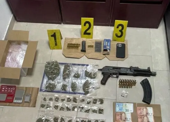 Arrestohen tre persona për armëmbajtje pa leje, manipulim provash e shitblerje narkotikësh