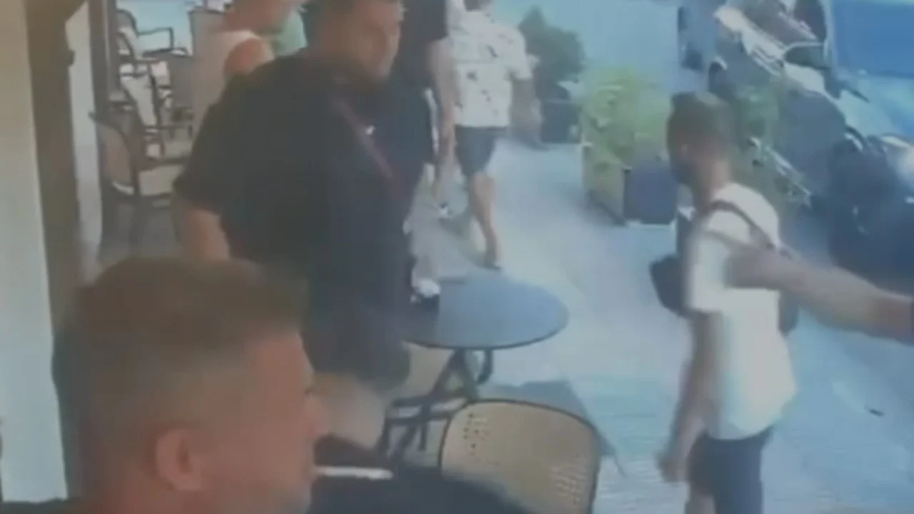 Me kallashnikov dhe pistoletë në lokal, dy të rinj kërcënojnë dhe rrahin një person në Velipojë [video]