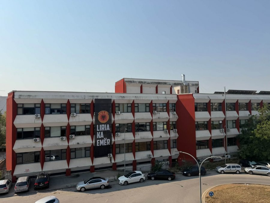 Gjashtë ditë para vendimit  Oda e Mjekëve vendos flamurin gjigant  Liria ka emër 