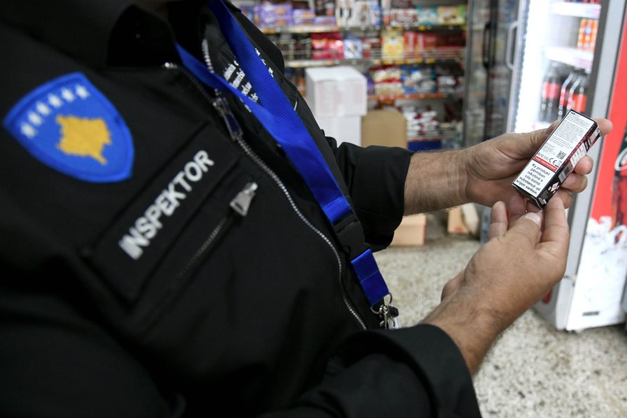 Aksion kundër duhanit të paligjshëm  kontrollohen marketet në Gjakovë e Pejë