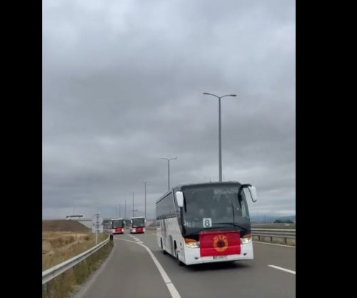 “Krejt Kosova UÇK”, autobusë të shumtë me qytetarë nisen nga komunat drejt Prishtinës [video]