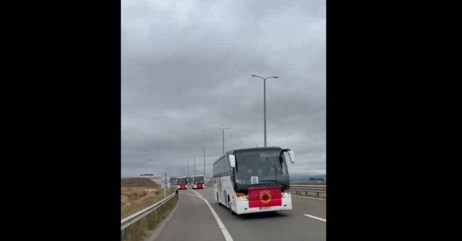  Krejt Kosova UÇK   autobusë të shumtë me qytetarë nisen nga komunat drejt Prishtinës  video 