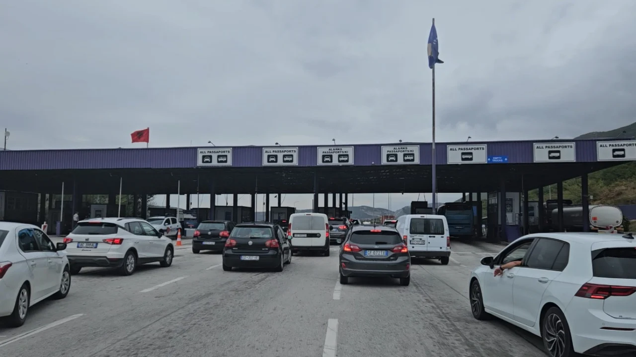 Qytetarë nga Shqipëria dhe diaspora drejt Prishtinës, nisen për marshin në mbështetje të ish-drejtuesve të UÇK-së