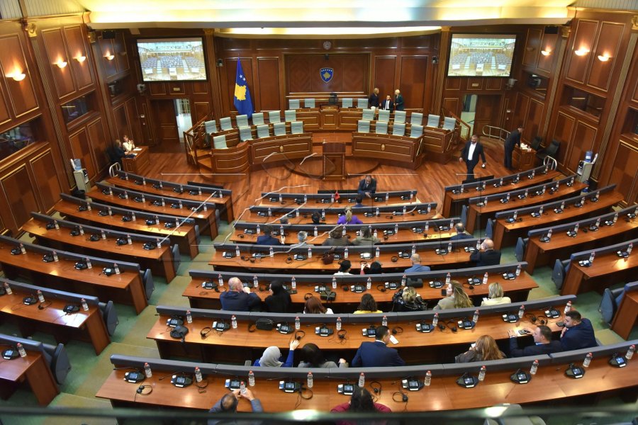 Deputetët e LVV-së hyjnë në sallën e Kuvendit, votohet për formimin e qeverisë së re
