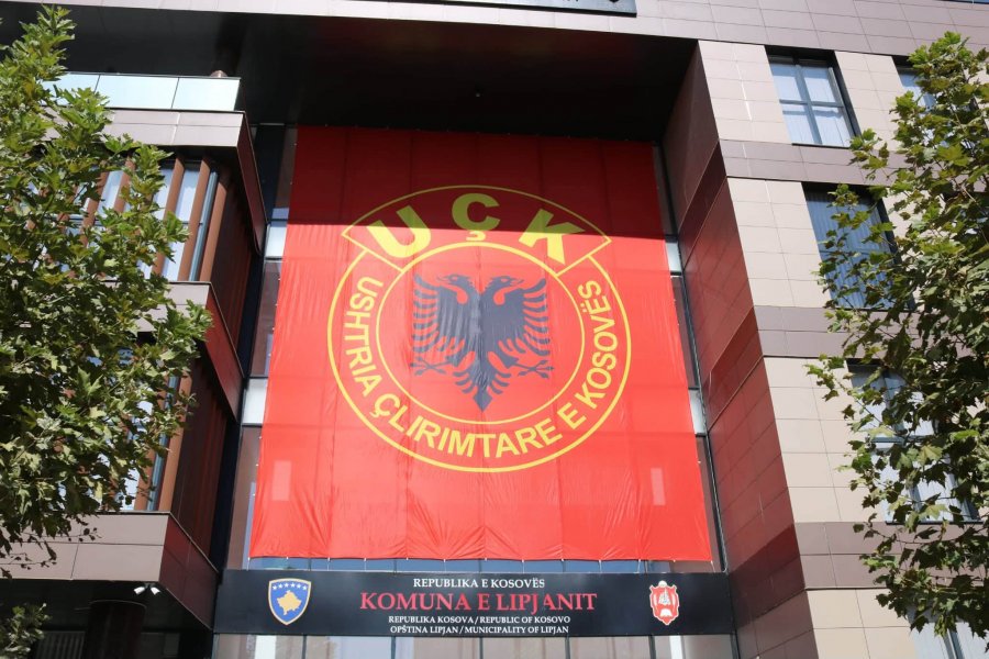 Flamur gjigant i UÇK së vendoset në objektin e Komunës së Lipjanit