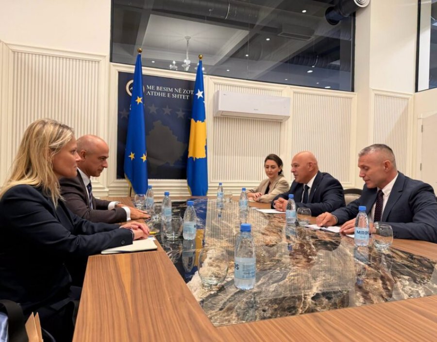 Gjini pret në takim shefin e ri të EULEX-it