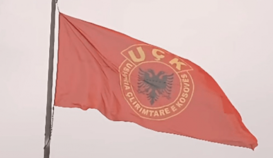 Në prag të verdiktit në Hagë  Prishtina vendos flamurin e UÇK së  te rrethi 