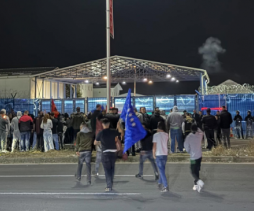 Protestuesit arrijnë te selia e EULEX-it, pamjet e fundit nga atje