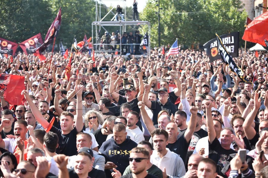 Gëzimi i qytetarëve në sheshin “Skënderbeu” në Prishtinë në momentin kur Gjykata hodhi poshtë akuzën për krime kundër njerëzimit
