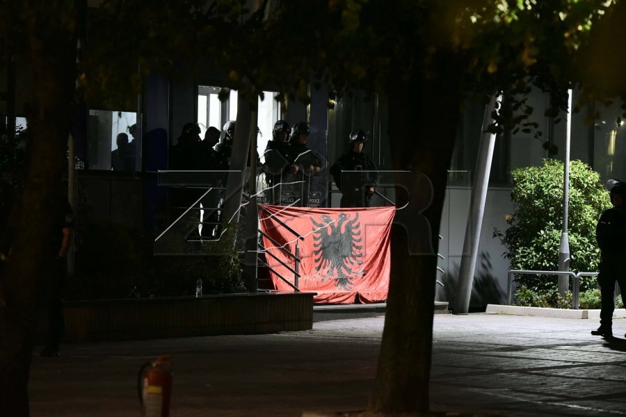 Policia lejon protestuesit të vendosin flamurin kombëtar në hyrje të Qeverisë