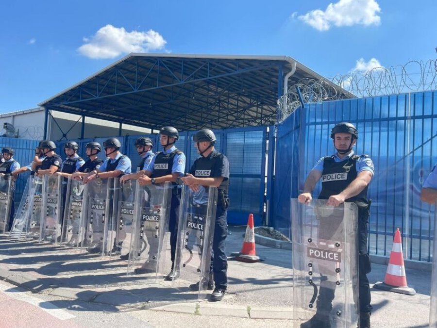 Forca të shtuara të Policisë vendosen te baza e EULEX-it, pas vendimit në Hagë