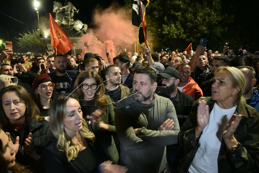 Deputetët e PDK-së dhe Aleancës i bashkohen protestuesve para Qeverisë