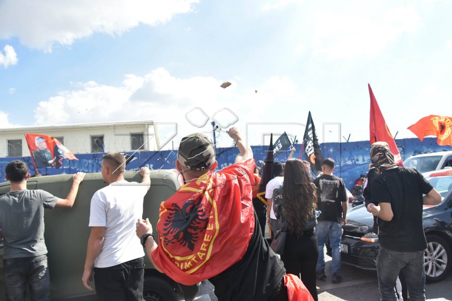 Rritet numri i protestuesve, thyhen xhamat e objektit të EULEX-it 