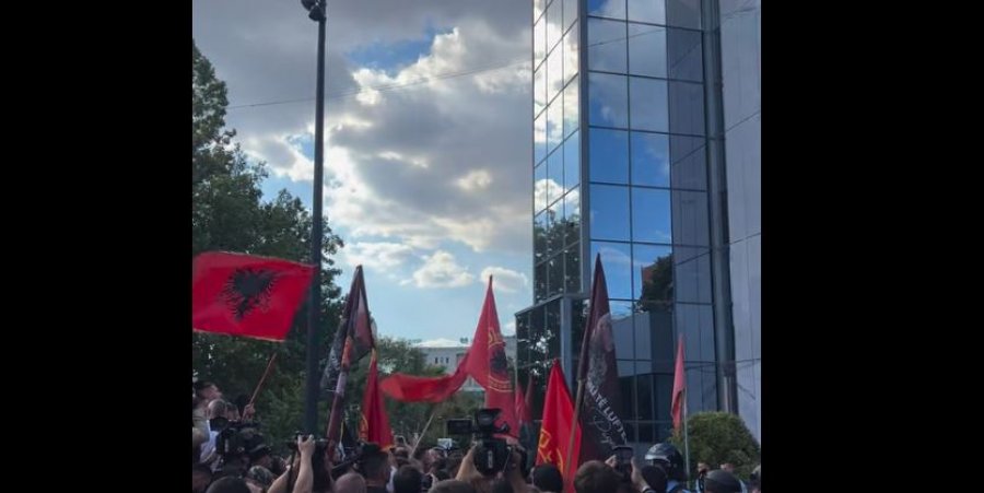 Pas protestës para EULEX-it, protestuesit arrijnë te Qeveria