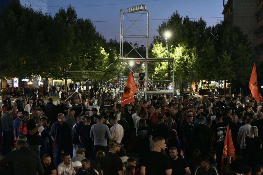 Vazhdon protesta para ndërtesës së Qeverisë