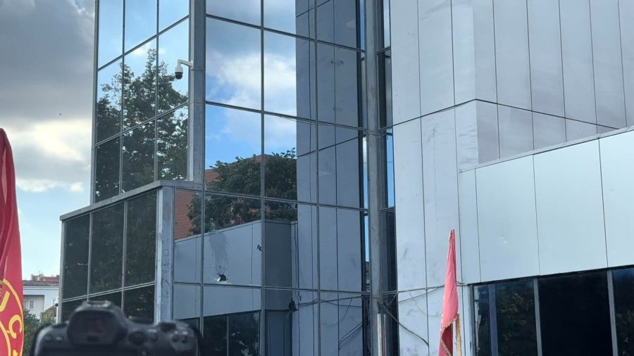 Thyhen xhamat e objektit të Qeverisë  video 