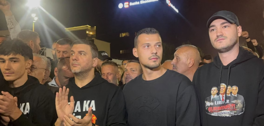 Protestës para Qeverisë i bashkohen Memli Krasniqi  Endri Thaçi dhe Klestor Veseli