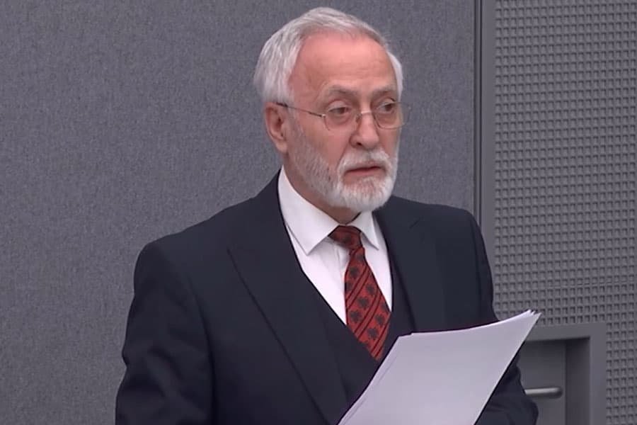 Poezi imagjinare me nënën  si Jakup Krasniqi i jepte vetes zemër në paraburgim