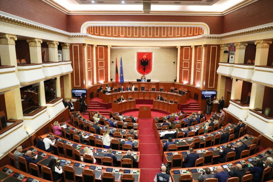 Kuvendi i Shqipërisë me deklaratë pas aktgjykimit në Hagë  S mund të barazohet agresori me viktimën